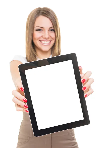 Bonito jovem empresária sorrindo mostrando tela tablet em branco — Fotografia de Stock