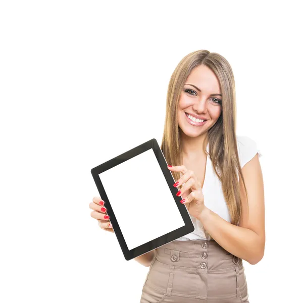 Amistosa mujer de negocios sonriente mostrando pantalla de tableta en blanco — Foto de Stock