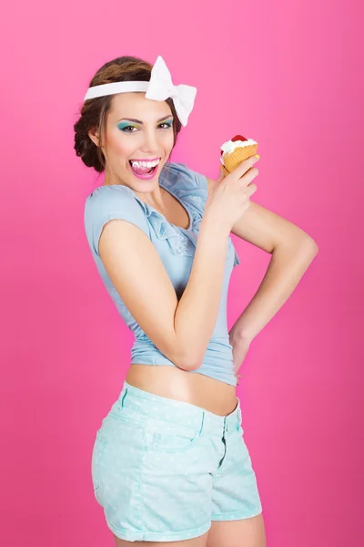 Retro pin-up moda esmer lezzetli dondurma ile — Stok fotoğraf