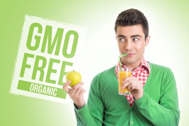 sağlıklı gmo ücretsiz meyve suyu ve elma ile genç adam