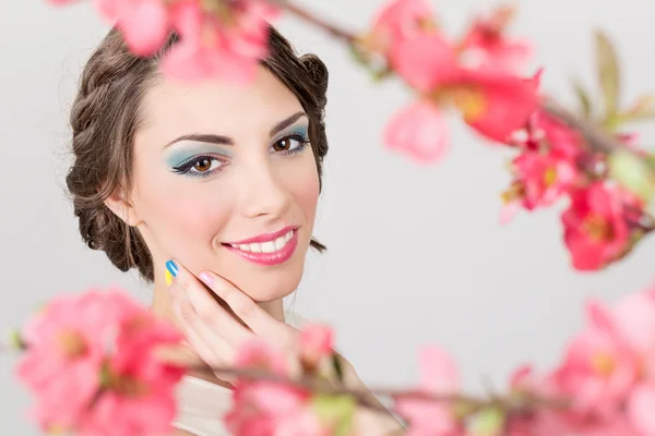 Mulher bonita usando maquiagem colorida — Fotografia de Stock