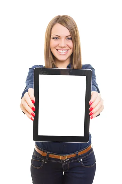 Attraente giovane donna che mostra schermo tablet vuoto — Foto Stock