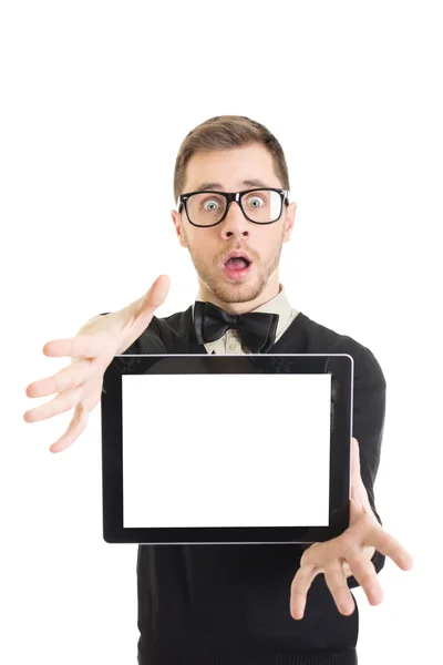 Homem nerd chocado mostrando tela tablet em branco — Fotografia de Stock