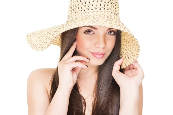 Hermosa morena con sombrero de paja de verano — Foto de Stock