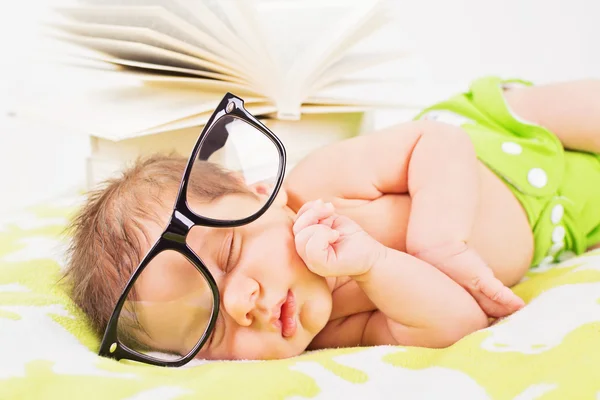 Schattige babyjongen met brillen en boeken — Stockfoto