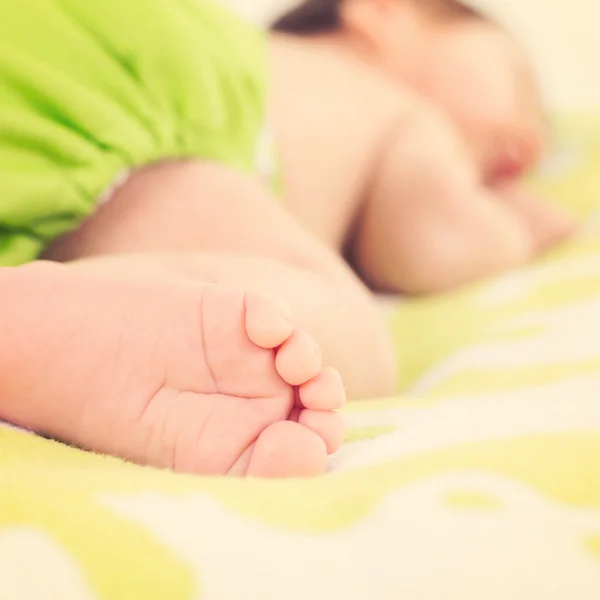 小さな赤ちゃんの男の子の足 ストック写真 C Big Like