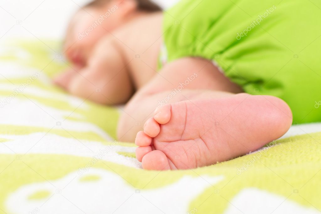 小さな赤ちゃんの男の子の足 ストック写真 C Big Like