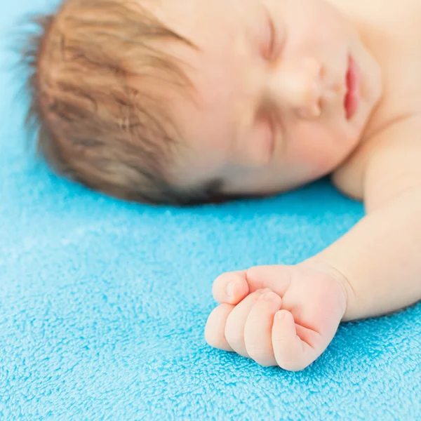 Bayi laki-laki tidur di atas selimut biru favoritnya — Stok Foto