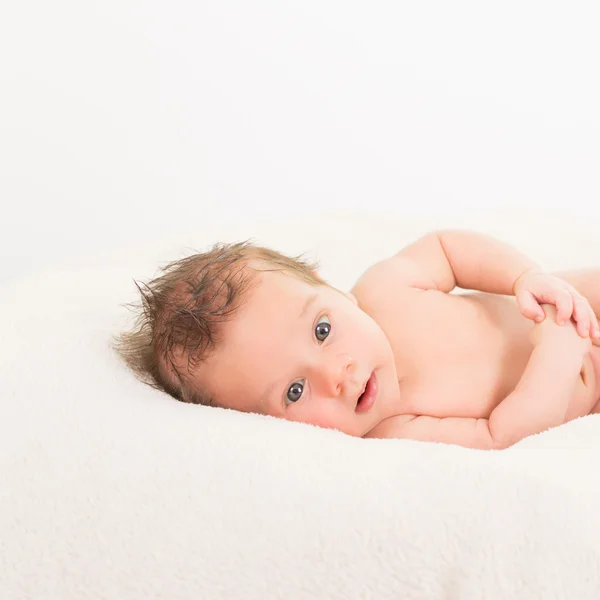 Beyaz bebek yatakta zevk — Stok fotoğraf