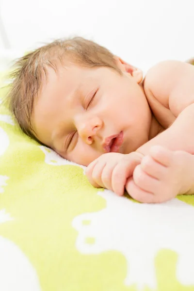 Bayi laki-laki menikmati tidurnya — Stok Foto