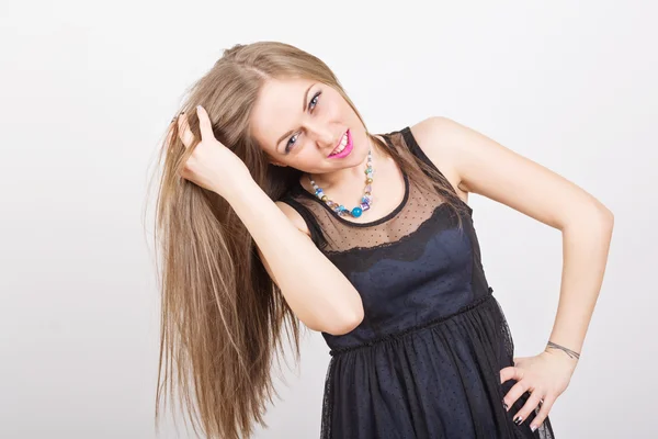 濃い青のドレスのポージングで美しい十代の少女 — ストック写真