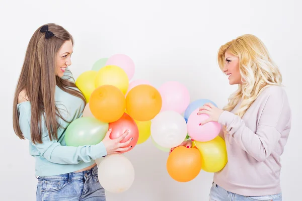 Amigos adolescentes con globos de colores —  Fotos de Stock