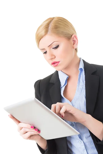 Junge Frau mit Tablet-Computer beschäftigt — Stockfoto