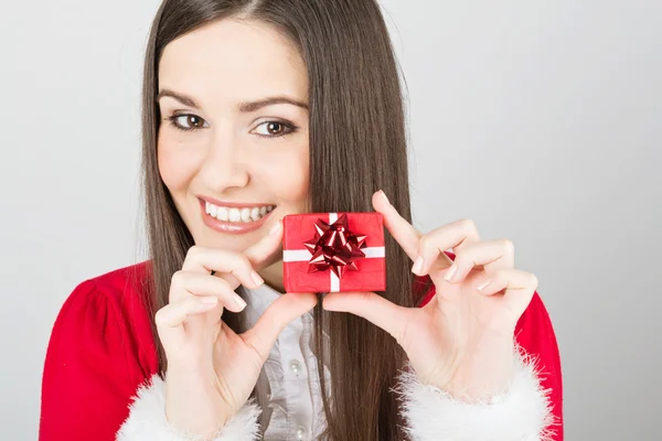 Šťastná mladá bruneta žena drží malý dárek — Stock fotografie