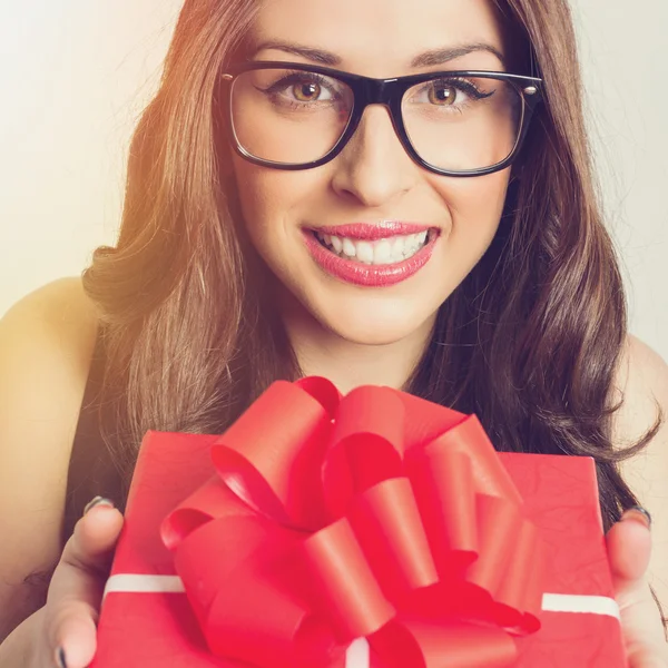 Grande sorriso giovane donna con regalo rosso — Foto Stock