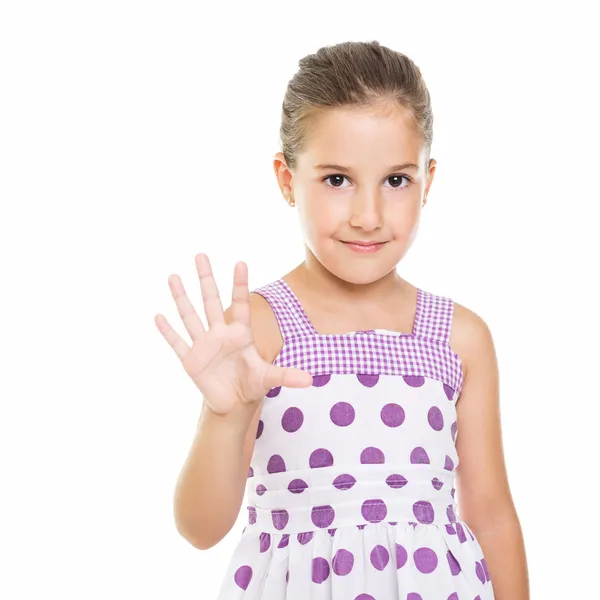 Söt liten flicka i prickig klänning visar fem fingrar — Stockfoto
