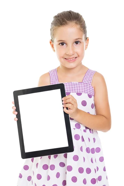Roztomilá malá holka zobrazeno prázdné tabletovou obrazovkou — Stock fotografie