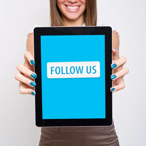 mutlu genç kadın tablet bilgisayar gösteren Birleşik bizi izleyin