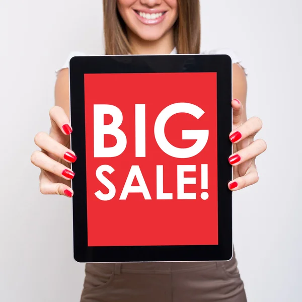 Grote verkoop tekst op rood tablet pc-scherm — Stockfoto