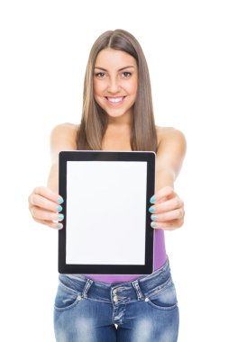 sevimli genç kız mor gösteren boş tablet bilgisayar ekranında