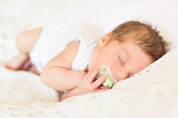 Söta nyfödda sover med napp — Stockfoto