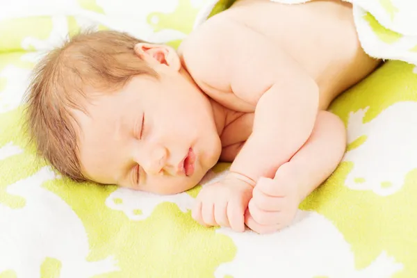 Niedlicher kleiner Junge schläft — Stockfoto