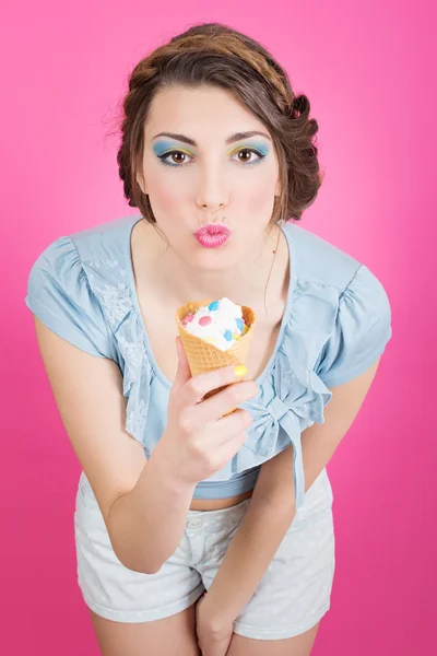 Mignon jeune femme rétro manger de la glace dans le cornet — Photo