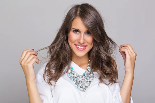 Beautiful casual woman wearing a fashionable necklace — Stock Photo, Image