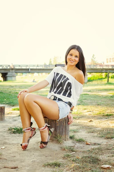 parkta oturan genç ve güzel kadın