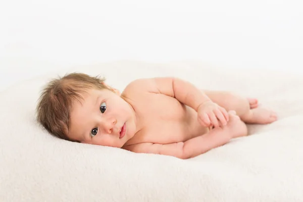 Bebê bonito com pele macia na cama — Fotografia de Stock