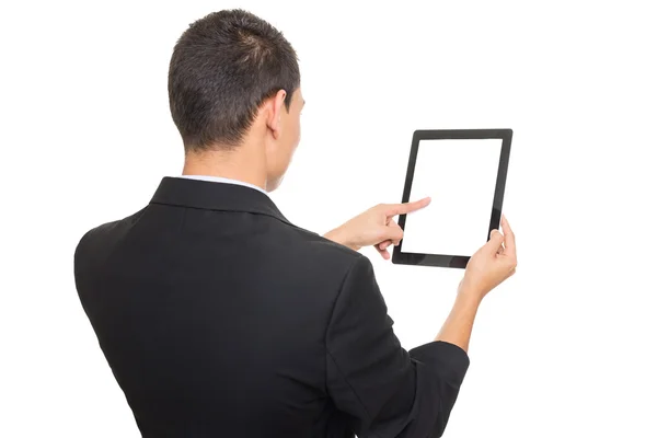 Επιχειρηματίας φορώντας μαύρο κοστούμι χρησιμοποιώντας υπολογιστή δισκίο — Φωτογραφία Αρχείου