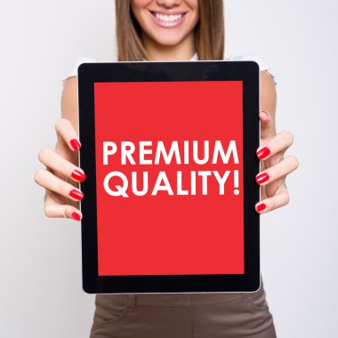 premium kalite bildiren sevimli iş kadını gösteren tablet