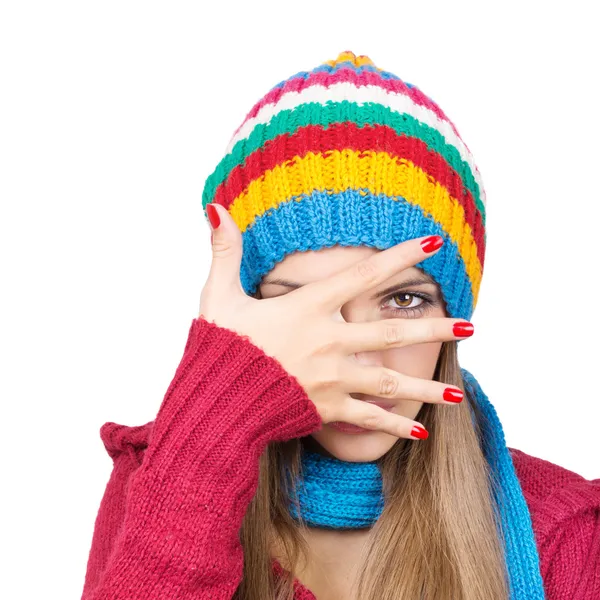 Mujer joven con sombrero colorido escondido detrás de su mano — Foto de Stock