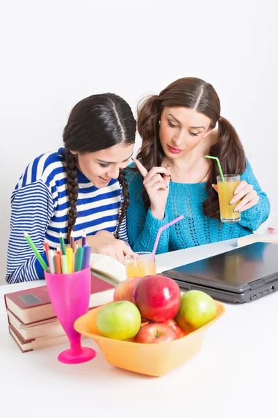 Söta kvinnliga studenter läser — Stockfoto