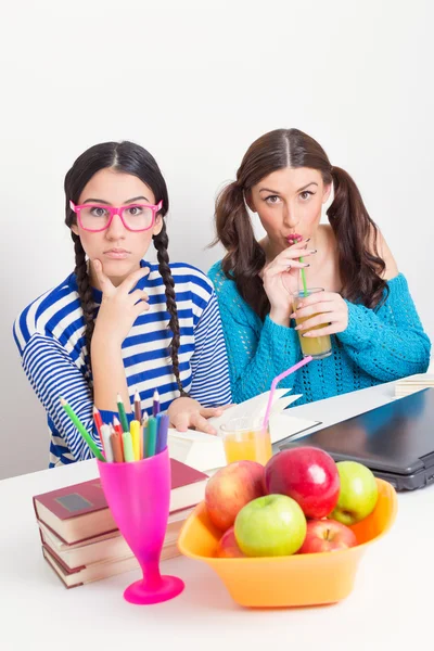 Dvě roztomilé dospívající školačky studovat dohromady — Stock fotografie