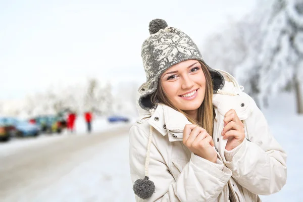 Junge Frau im Park des Skizentrums — Stockfoto