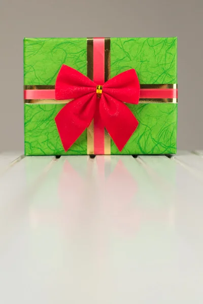 Vackra jul presentförpackning med reflektion — Stockfoto