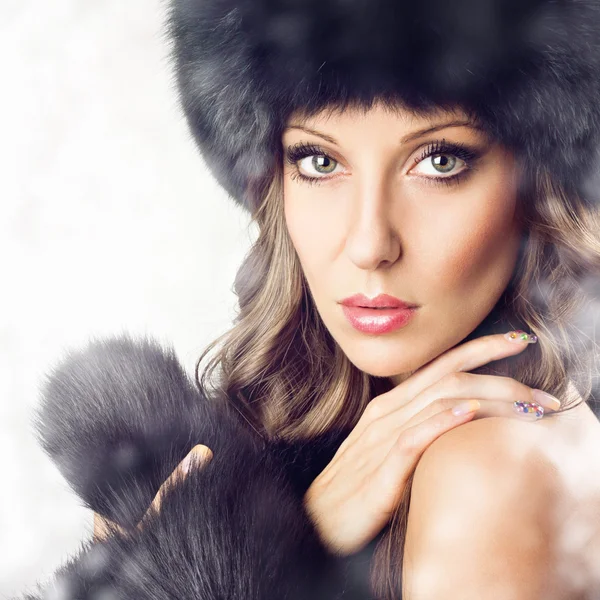 Sensual gorgeous woman wearing black fur in winter — Stock Photo, Image