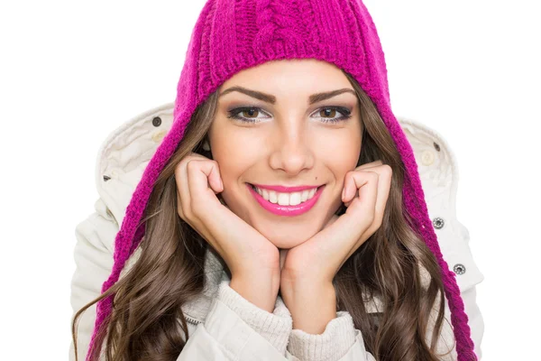 Menina adolescente bonita vestindo gorro de malha de inverno rosa — Fotografia de Stock