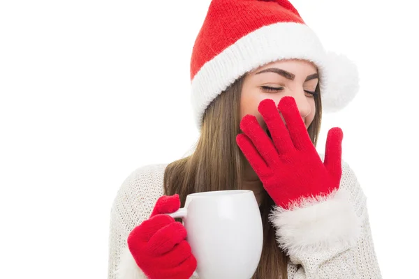 Slaperig meisje geeuwen houden een kopje warme drank — Stockfoto