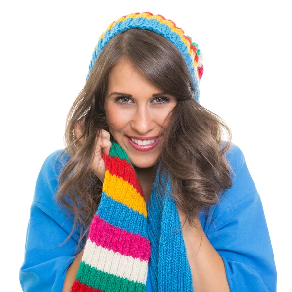 Schöne junge Frau trägt bunte Mütze und Schal lächelnd — Stockfoto