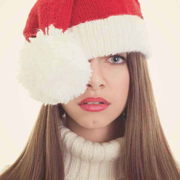 Niedliche Teenager-Mädchen mit Weihnachtsmütze — Stockfoto