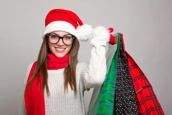 Mujer joven emocionada comprando para Navidad Imagen de stock