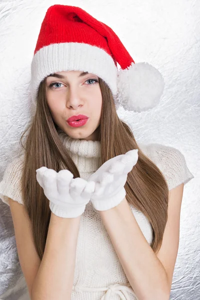 Милая девочка-подросток Санта-Клаус целует — стоковое фото