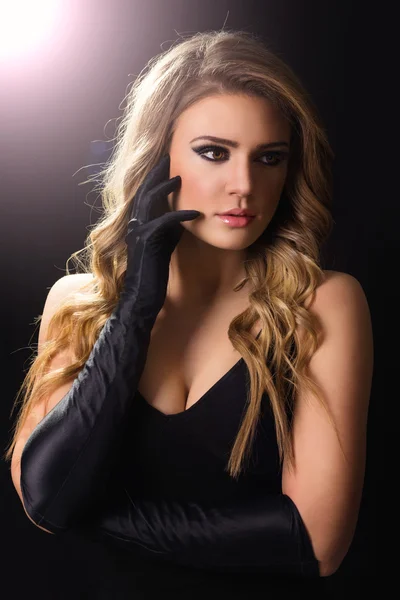 Glamoureuze jonge blonde vrouw in het zwart — Stockfoto