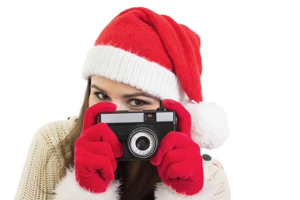Młoda kobieta z santa hat przy użyciu aparatu analogowego — Zdjęcie stockowe
