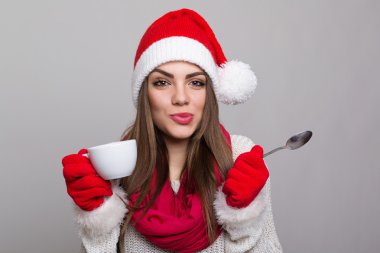 kahve fincanı ile sevimli Noel Baba kız