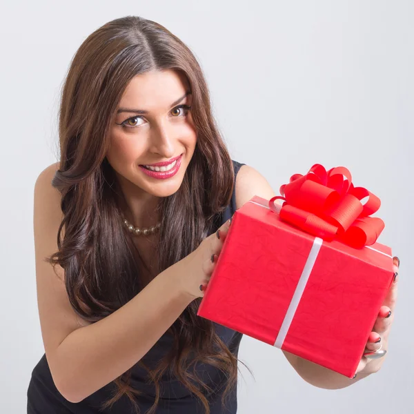 Felice giovane donna mostrando grande scatola regalo rosso — Foto Stock