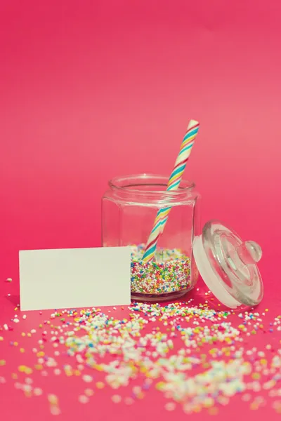 Burk med färgglada sötsaker och tomt meddelande — Stockfoto