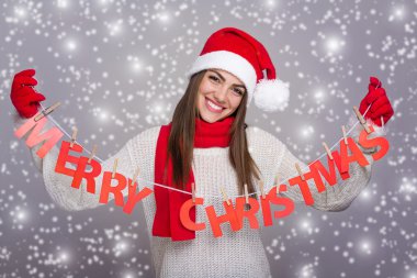 Merry christmas işaret gösteren mutlu Noel Baba kız